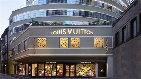 Louis Vuitton apre la nuova sede nello storico ex Garage Traversi 